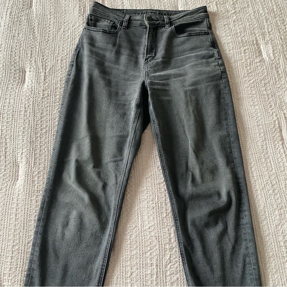 American Eagle High Waisted Mom Jean Black Washed Grey Sz 2 Short Stretch - Picture 2 of 11